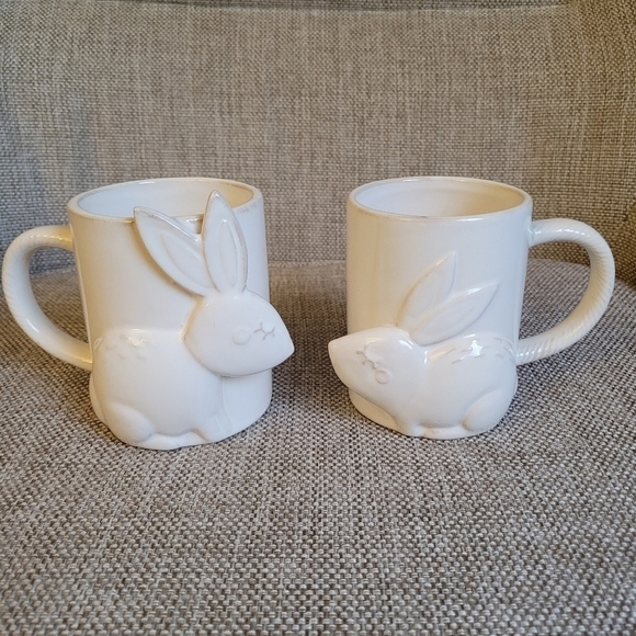 2 Bunny Rabbit Ceramic Mugs Antiqued Cream  Colour - Picture 1 of 9